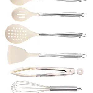 Vue detaillee d'ustensiles de cuisine en silicone avec poignees en acier resistants.