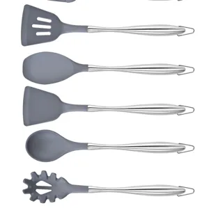 Détail ustensile de cuisine en silicone et acier inoxydable avec spatule résistante à la chaleur.