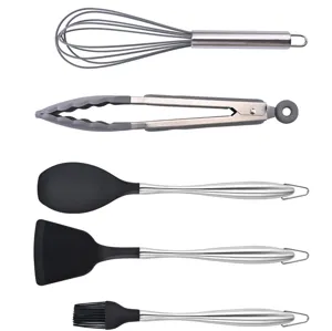 Détail d'un ensemble d'ustensiles de cuisine en silicone avec manche en inox, fouet et spatule.