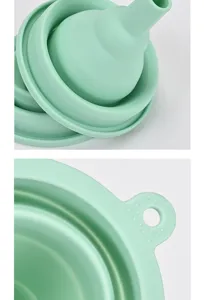 Detalle de embudo de silicona plegable, utensilio de cocina portátil con orificio.