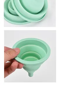 Embudo plegable de silicona para uso en cocina, diseño telescópico compacto y práctico.