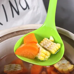 Cuchara de sopa de silicona verde para cocina, utensilio antiadherente resistente al calor vista