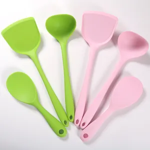 Set de utensilios de cocina de silicona resistente al calor con espátulas y cucharas.