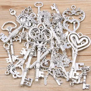 Detailaufnahme mit verschiedenen antiken silbernen Legierungsschlüssel-Anhängern für Schmuck.