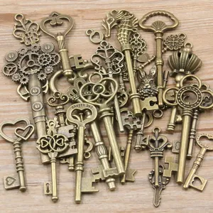 Nahaufnahme gemischter vintage bronzefarbener Steampunk-Schlüssel-Anhänger aus Metall.