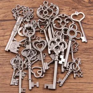 Nahaufnahme von Vintage-Steampunk-Schlüssel-Anhängern aus Legierung für DIY-Schmuckbasteln.