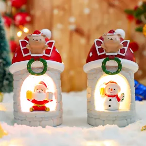 Weihnachtshaus Nachtlicht Detail, süßer Bär und Weihnachtsmann Dekoration, warme LED