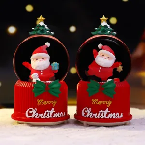 Nahaufnahme der niedlichen Weihnachts-Schneekugel mit Spieluhr, Weihnachtsmann und LED.