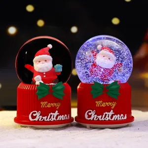 Detailansicht der verträumten Q-Version Weihnachtsmann rotierende leuchtende Schneekugel Dekoration.