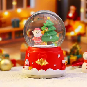 Gedetailleerd uitzicht op de schattige kerst sneeuwbol speeldoos, perfecte feestelijke decoratie.