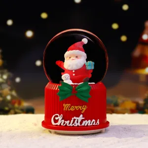 Nahaufnahme Detail der süßen Weihnachten Weihnachtsmann Schneekugel mit Licht und Spieluhr.