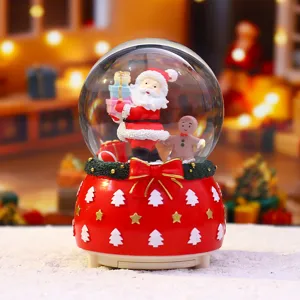 Weihnachts Schneekugel Spieluhr mit Weihnachtsmann und Lebkuchenmann, roter Deko Sockel.