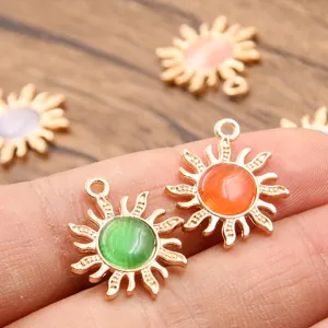 Gros plan détail du pendentif charme en alliage tournesol avec pierre œil de chat colorée.