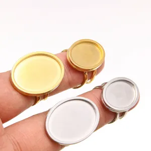 Dettaglio basi per anelli DIY in acciaio inox con montature ovali e rotonde dorate.