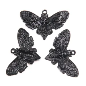 Zwarte metalen doodskop mot hangers voor Halloween DIY sieraden en gotische charms.