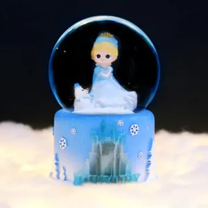 Schattige cartoon prinses sneeuwbol met blauwe kasteel basis en LED verlichting.