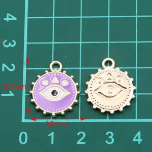 Primer plano detalle de colgante dije mal de ojo de aleación 18x21mm para joyería DIY.