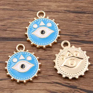 Primer plano detalle de dijes de mal de ojo de aleación redonda para manualidades.