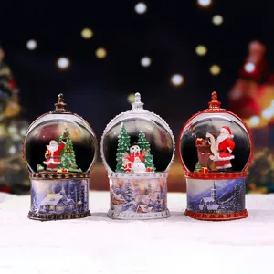 Vue detaillee de trois lanternes boules de neige de Noel festives avec de jolis bonhommes.