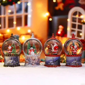 Vue détaillée de lanternes boule à neige de Noël avec lumières chaudes et décor hivernal.