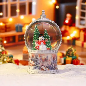 Lanterne boule à neige de Noël avec bonhomme de neige et sapins, charmante veilleuse déco festive.