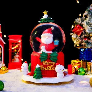 Detailansicht der Weihnachtsschneekugel, beleuchtete rotierende Weihnachtsmann-Dekoration.