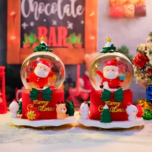 Detaillierte Nahaufnahme der süßen Weihnachtsmann Schneekugel Tischdekoration Ornament.