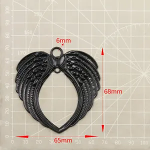 Close-up detail van de zwarte engelen vleugels metalen hanger met nauwkeurige afmetingen.