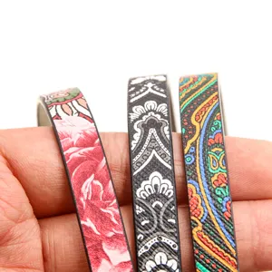 Gros plan détaillé de cordons en cuir imprimé PU coloré, parfaits pour bracelets et accessoires.