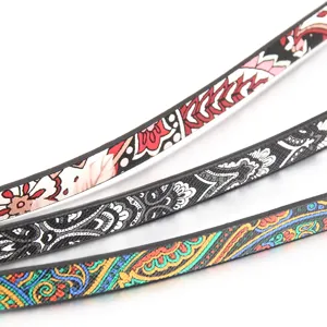 Vue de détail rapprochée de cordon sangle en cuir PU imprimé paisley floral coloré.