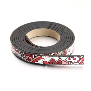 Gros plan détail de bracelet en cuir PU imprimé floral vintage, cordon de bricolage.