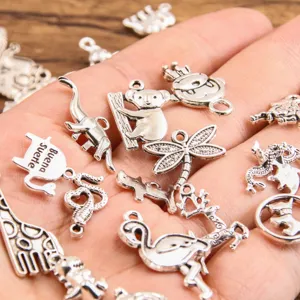 Assortiment de pendentifs breloques animaux en alliage argenté antique pour bijoux DIY.
