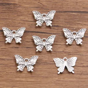Détail de pendentifs charmes papillon en alliage argenté pour la fabrication de bijoux DIY.