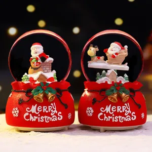 Weihnachtsschneekugel Detailansicht mit Weihnachtsmann und Schlitten auf rotem Geschenksack.