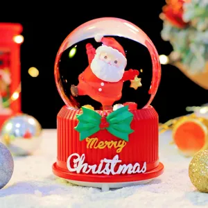 Detailansicht der Weihnachtsschneekugel mit beleuchtetem Weihnachtsmann und Musikbox.