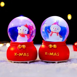 Detailaufnahme der leuchtenden Weihnachtsschneekugellampe mit süßem Bären- und Schneemann-Design.