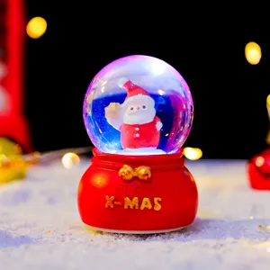 Detailansicht der leuchtenden Weihnachts-Schneekugel als Nachtlicht mit Weihnachtsmann.