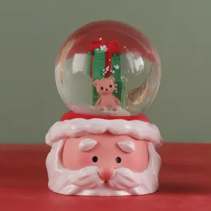 Weihnachtsmann Schneekugel mit süßem Bär und Geschenk für festliche Desktop Dekoration