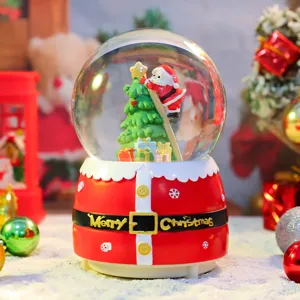Weihnachtsschneekugel mit Weihnachtsmann und Spieluhr, perfekte Festtags-Wohnkultur und Geschenk.