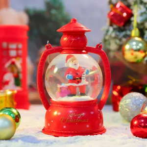 Detailaufnahme der Weihnachtslaternen-Nachtleuchte mit Weihnachtsmann und festlicher Deko.