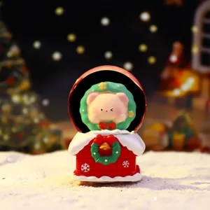 Mini boule à neige ours de Noël veilleuse, jolie déco de bureau festive et ambiance lumineuse.