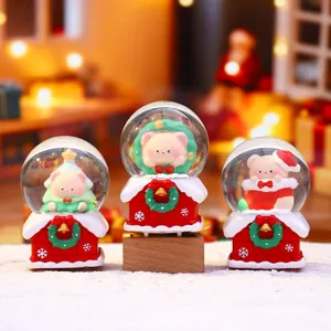 Vue détaillée de la mini veilleuse boule à neige ours de Noël mignon décoration cadeau.