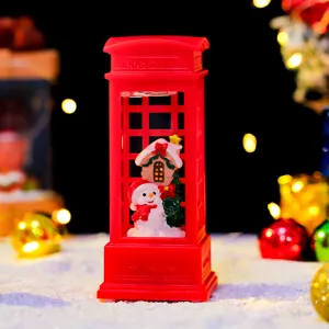 Nahaufnahme der roten Weihnachts-Telefonzellen-Leuchte mit niedlicher Schneemann-Szene innen.
