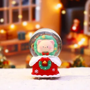 Détail mini boule à neige ours de Noël, jolie maison avec veilleuse LED chaleureuse.