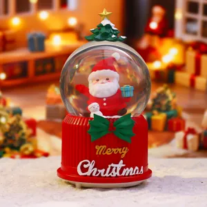 Detailansicht der niedlichen Weihnachtsmann Schneekugel mit LED Licht und Musikbox für Feste.