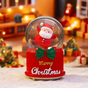 Weihnachtsschneekugel mit niedlicher Weihnachtsmann Figur, leuchtende festliche Dekoration.