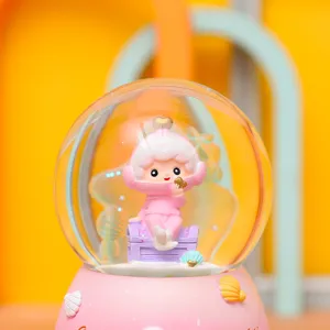 Unterwasserwelt Schneekugel Detailaufnahme, rosa Astronauten Figur in Harz Musikbox.