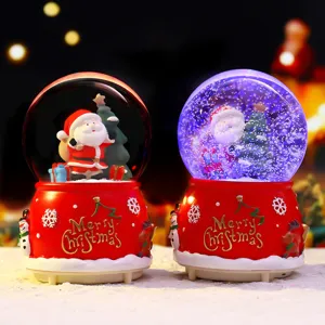 Weihnachtsschneekugel Ornament mit Weihnachtsmann und Baum, leuchtenden LEDs und Schneeeffekt.