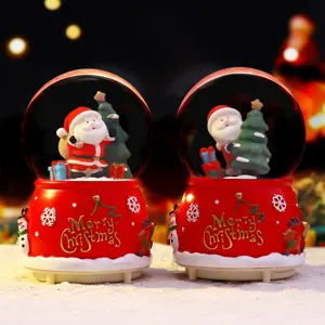 Detailansicht der Weihnachtsmann Schneekugel Ornament mit leuchtender Spieluhr Funktion.