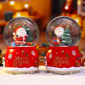 Weihnachtsschneekugel Detail, beleuchtete Santa Figur mit Musikbox und Festtagsdeko.
